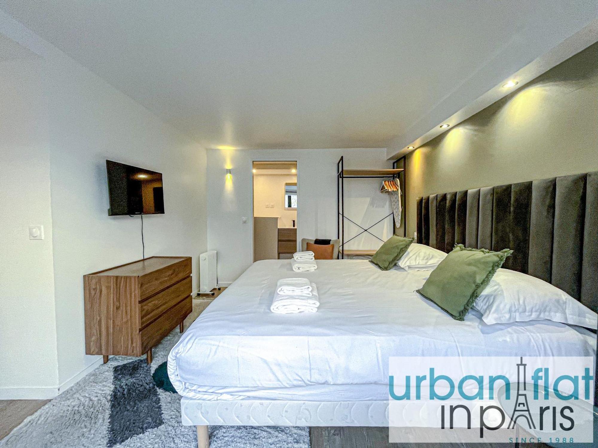 Urban Flat 194 - Spacious 3 Bedroom Montmartre *