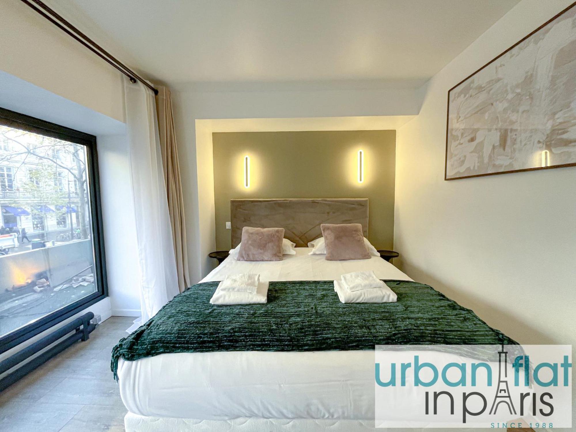 Urban Flat 194 - Spacious 3 Bedroom Montmartre *